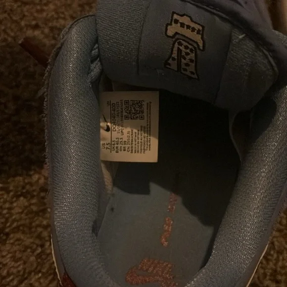 Nike sb Philadelphia dunk size u.s 7 1/2 Slightly worn original box and laces.